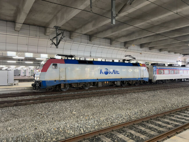 　向こうのホームにはムグンファ号