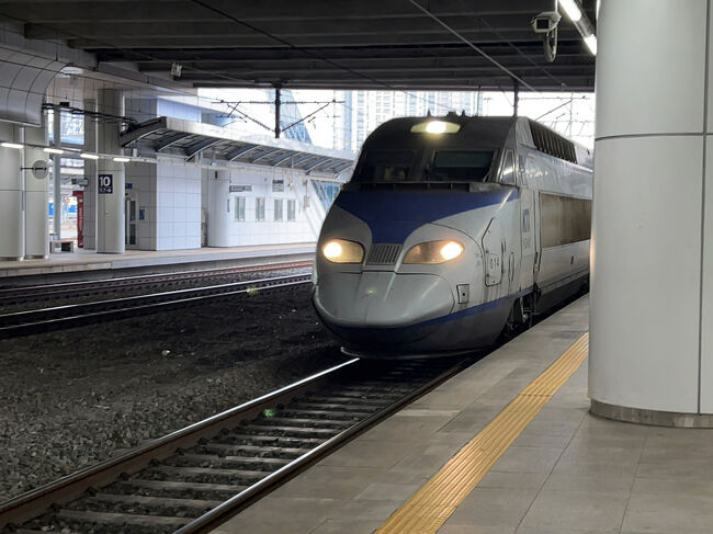 　隣のホームには「KTX13号」釜山行き到着