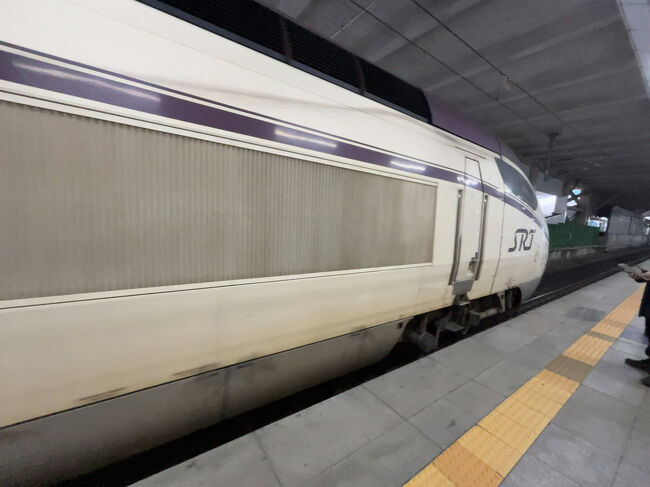 　10両編成ですが、前後の車両は電源車で、中間の8両が客車です。<br />　なお、SRT指定席の予約は、以前は外国人がするのは困難でしたが、いつからかネット予約、海外カード決済もできるようになりました。<br />　おかげで、大田駅で乗り換え時間余裕見ていたのですが、事前予約できたので時間が余りました。<br />　