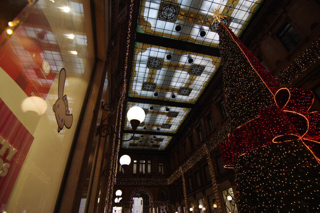 ガッレリア・アルベルト・ソルディにはユニクロが入ったり、サンリオも販売されていました。そして皆このツリーの前で写真を撮っていました。