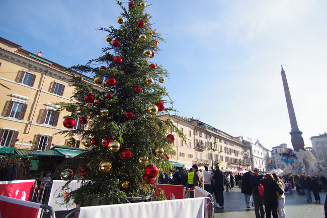こちらも大賑わいのナヴォーナ広場。広場に面するサンタンニェーゼ・イン アゴーネ教会はダン・ブラウンの小説「天使と悪魔」にも登場します。無料で入場可能です。