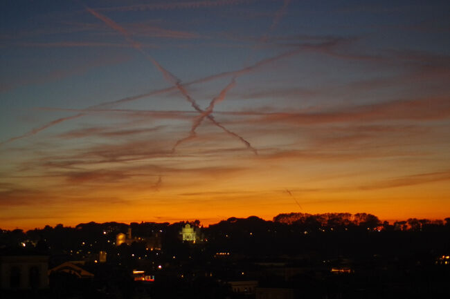 ヴィットリオ・エマヌエーレ2世記念堂では夕日も見えますが、雲のお陰できれいな日没は見られませんでした。しかし、赤く染まった夕焼けはきれいでした。