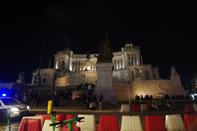 暗くなり、ヴィットリオ・エマヌエーレ2世記念堂を下から見ます。ヴェネツィア広場工事中のため迂回路が面倒でしたが、来てよかったです。