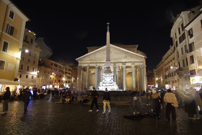夜のパンテオンと周辺も賑わっていました。ローマは古いものと新しいものそれぞれの良さがありますね。