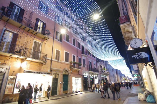 ポポロ広場から南に伸びるコルソ通り。日中も賑やかでしたが、夜はイルミネーションでまた華やかでした。