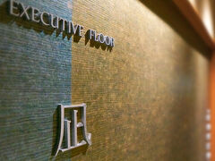 ほどなく30分ほどで湯野浜温泉に到着！
「游水亭 いさごや」にチェックイン！
本日は「凪」というフロアのお部屋デス！
