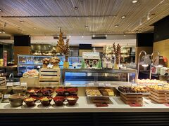 朝食ブッフェは、まあ種類はあるけど人がいなくて。
大丈夫か心配になる。