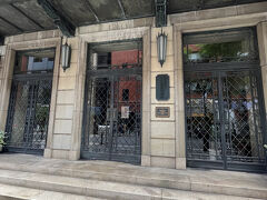 有名な船場ビルディング。一度、入ってみたかった。中にお店があって、佇まいがレトロで素敵なんですよ。
土曜日で閉まっていましたし、関係者以外立ち入り禁止でした。見学には事前の申請が必要なので、いずれまた。