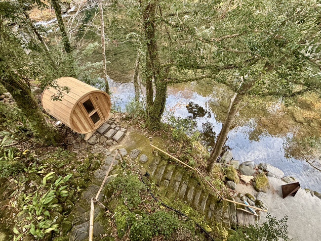 【 Riverside Barrel Sauna 】<br /><br />狩野川の畔に立つ貸切の「バレルサウナ」(75分, 1人1万円)。船着場から天然の川の水風呂へ。<br /><br /><br />その他、別邸「石楠花」には，「囲炉裏サウナ」が設えられています。<br />https://pdshotels.com/pw/archives/lp/oar_shakunage