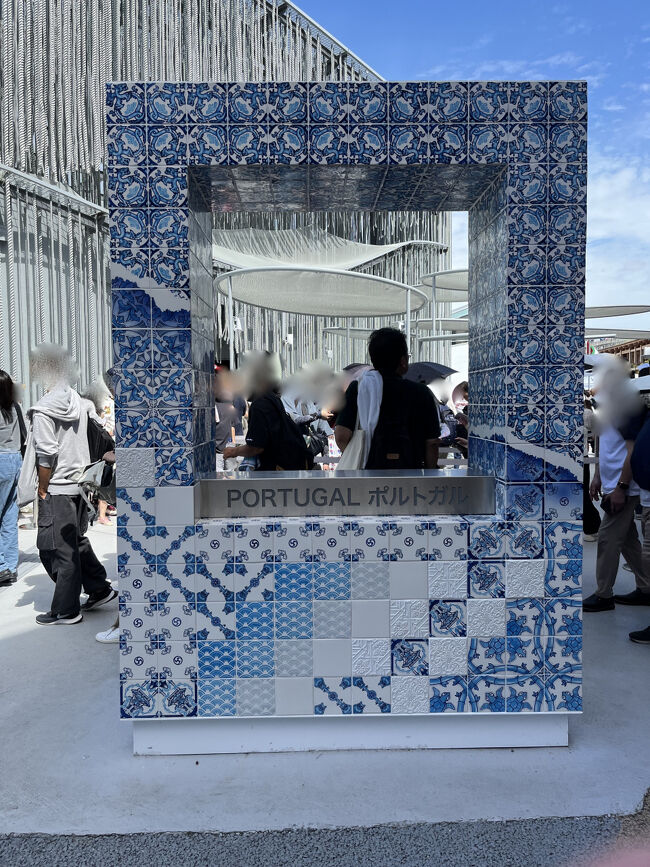 あとは、予約のいらないポルトガル館やスペイン館に行きました。<br />フランス館もアメリカ館もすごい行列。大屋根リングに上がるエスカレーターすらも行列で、みんな階段で登っています。