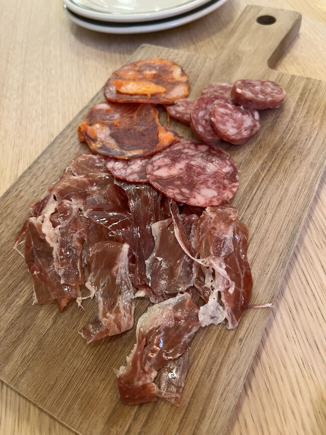 見学はそこそこに。美味しいものでも食べて帰りましょう。スペイン館のレストランに行きました。1時間待ちでした。