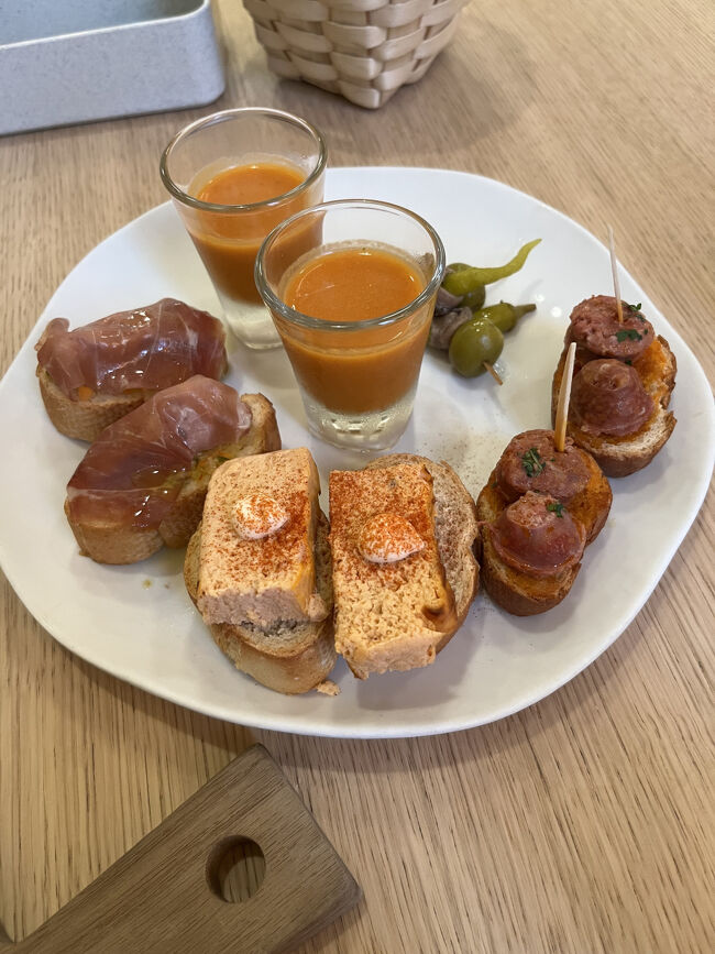 店頭のメニューにはガリシア料理があったのですが、全品、売り切れ。<br />ピンチョスをいただきました。ガスパチョスープが美味しかったです。