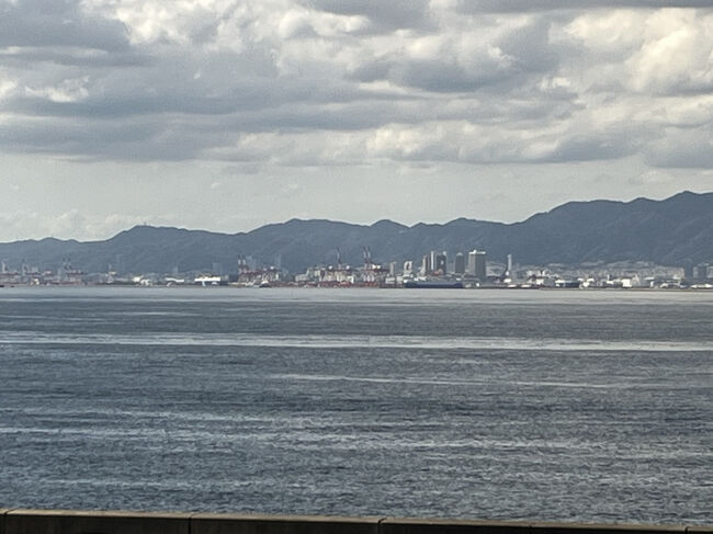 「未来の都市」パビリオンは、会場内で端っこの位置にあるので、比較的、人が少なかったです。海からいい風が来るので、待ち時間はベンチに座って、ぼーっとできました。対岸は神戸の街でしょうか。眺めがいいです。