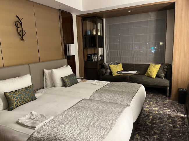 夕方、会場を後にし、ホテルに。<br />本町の地下鉄の駅から徒歩10分弱のロイヤルパークホテル・アイコニックです。<br />一度泊まってみたかったホテル。万博のせいか、ホテル代が高騰している大阪。一休のセールで比較的安くなっていたので、ラウンジが使える部屋を取りました。<br />