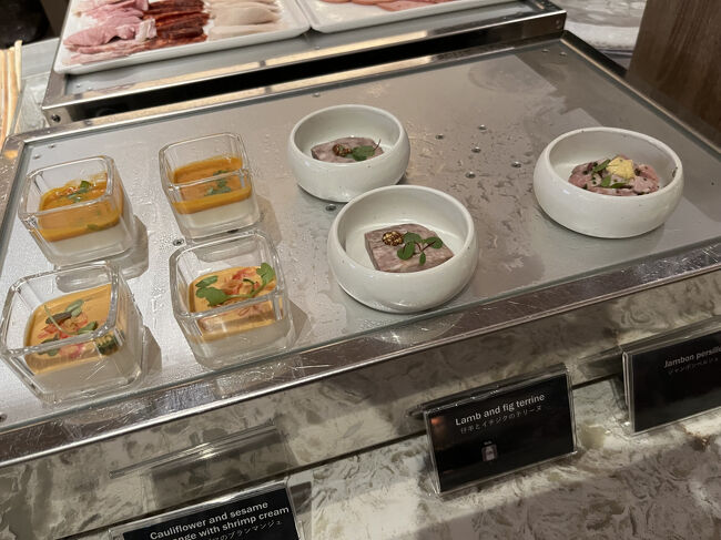 酒の肴になりそうな、ちょっとしたオードブル、チーズやハム。<br />温かいポトフもありました。