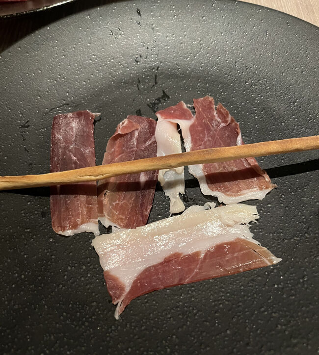 生ハムは注文が入ってから、スライスして運ばれてきます。