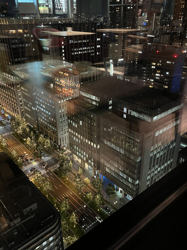 夜景もなかなかいい感じ。<br />ラウンジで軽く食べて飲んだら、なんとなくお腹が満たされました。万博疲れもあって、外にご飯を食べに行かなくていいなら、その方が良さそう。<br />部屋に戻って、ゆっくり風呂に浸かって、リラックスすることに。<br />ラウンジ、ありがたし。