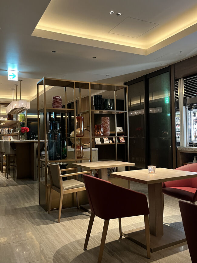 ラウンジ、とりあえず覗いてみます。アペリティーボを少し楽しんだら、どこかに夕飯を食べに行くつもりでした。