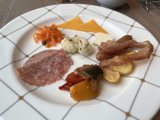 朝食はラウンジでいただきます。ビュッフェです。<br />パークホテルのラウンジ、なんとなく、シンガポールのパークホテルに雰囲気が似ていると思いました。