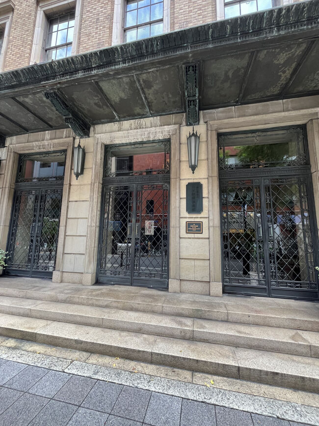 有名な船場ビルディング。一度、入ってみたかった。中にお店があって、佇まいがレトロで素敵なんですよ。<br />土曜日で閉まっていましたし、関係者以外立ち入り禁止でした。見学には事前の申請が必要なので、いずれまた。