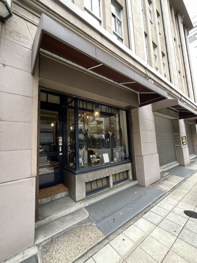 1階にテーラーが入っていて、レトロな雰囲気をよりいっそう醸し出しています。