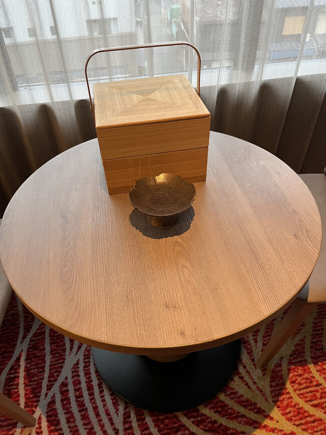 立派な茶箱。これはお茶セットで、中に急須や祇園辻利のお茶のティーバッグが入っています。<br />