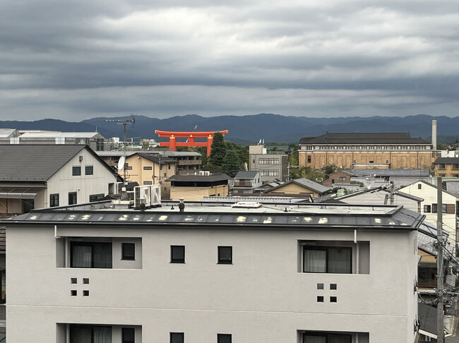 平安神宮の鳥居と京セラ美術館が見える、眺めのいい部屋にアップグレードしてくれました。