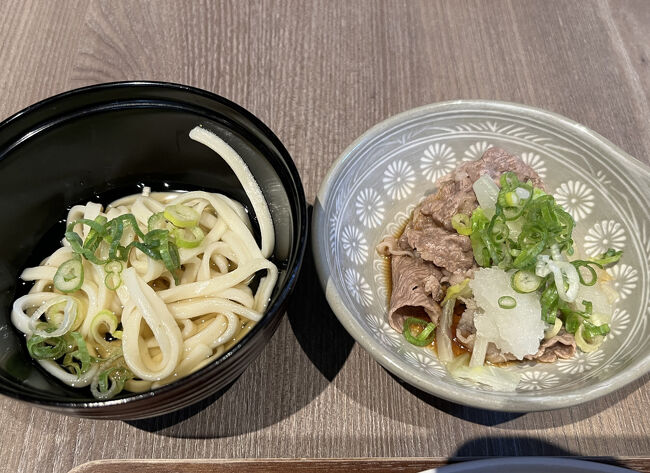 和食メニューは、白いご飯、焼き魚や味噌汁や小鉢メニューもありますが、うどんやしゃぶしゃぶも。しゃぶしゃぶは目の前で作ってくれて、美味しいです。