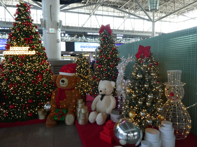 　釜山駅です。<br />　クリスマスムード