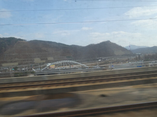 　「KTX青龍32号」は、最高速度320キロメートルの速達タイプです。<br />　釜山駅からサウル駅まで最速の2時間25分で走ります。<br />　蔚山駅通過