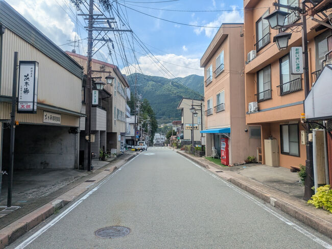 駅前を西へ進むと、