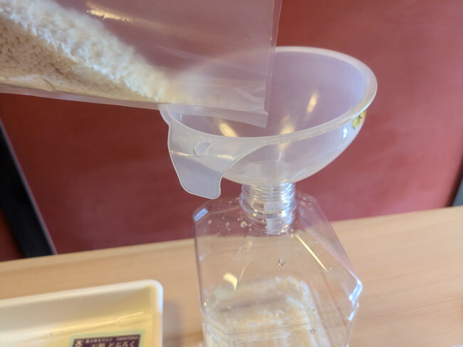 測った仕込み水をボトルに。