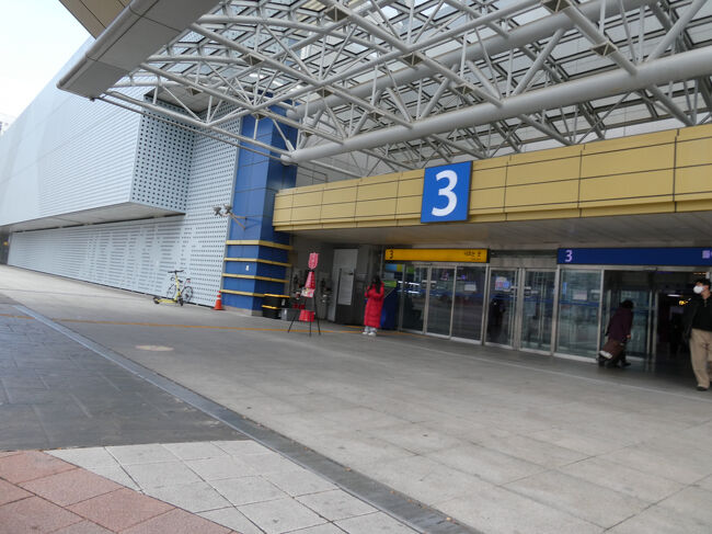 　クリスマスの扮装で募金活動行っていました。