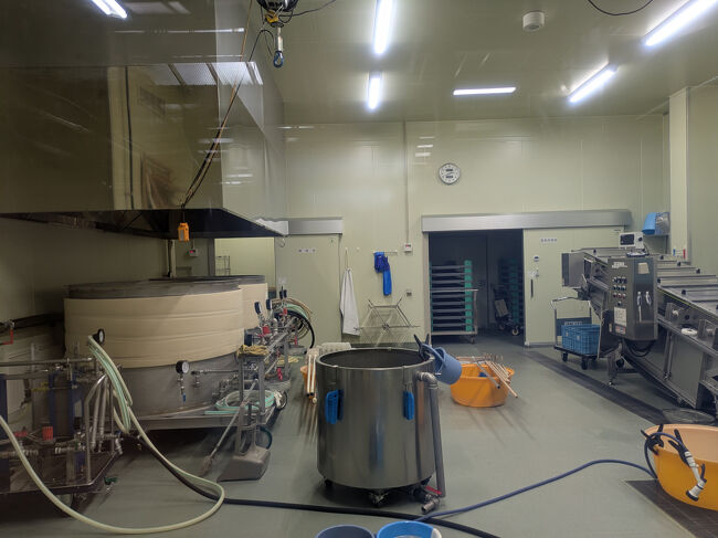 原料処理室に酒米の蒸し器（左）と冷却器（右）。