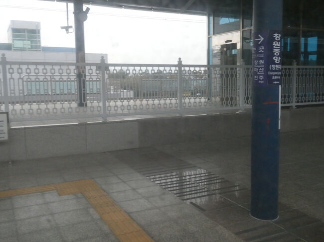 　ホーム、反対側ホームは嵩上げしてあります。<br />　釜山と馬山を結ぶ電鉄線のホームだと思われます。<br />　だいぶ前から建設が進められていますが、トンネル崩壊事故の影響で改行が大幅に遅れています。