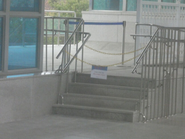 　長項（電鉄）線の牙山駅のような段差のあるホームです。