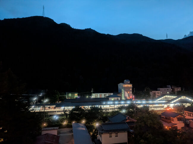 18:34 宿から下呂駅の眺め。