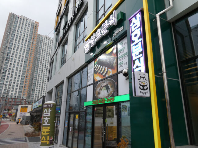 　駅前のこちらのお店に入ります。