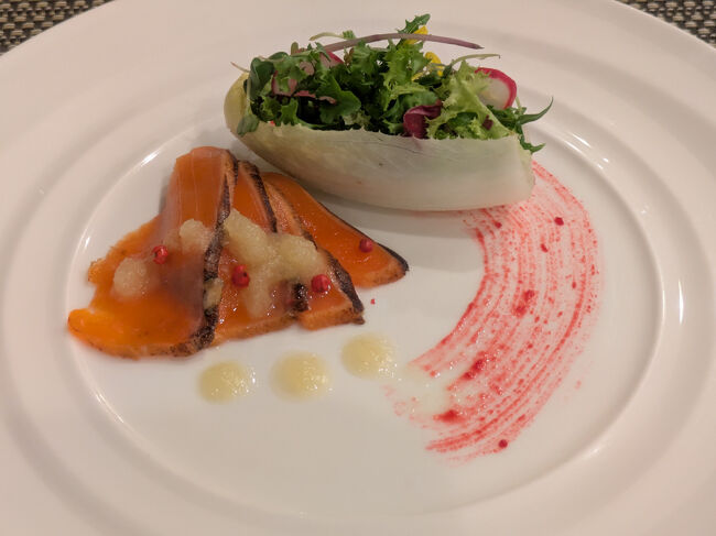 炙りサーモンのサラダ仕立て リンゴのセロリソース