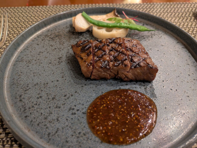 飛騨牛ロース肉のグリル 粒マスタードソース