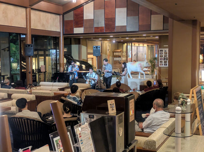 20:36 ロビーでライブをやってた。