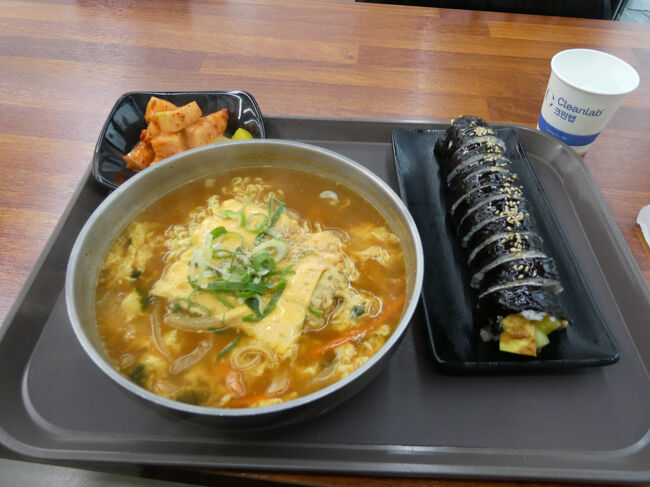 　キンパとチーズラーメン、今度こそチーズラーメン食べられます。(笑)<br />　ただし、メニューにはキンパ3,500ウォン、チーズラーメン5,000ウォンとあるのですが、レシート見るとチーズラーメン6,000ウォンとなっていました。<br />　お店の人に伝えようかと思いましたが、伝え方が分からないので断念<br />　