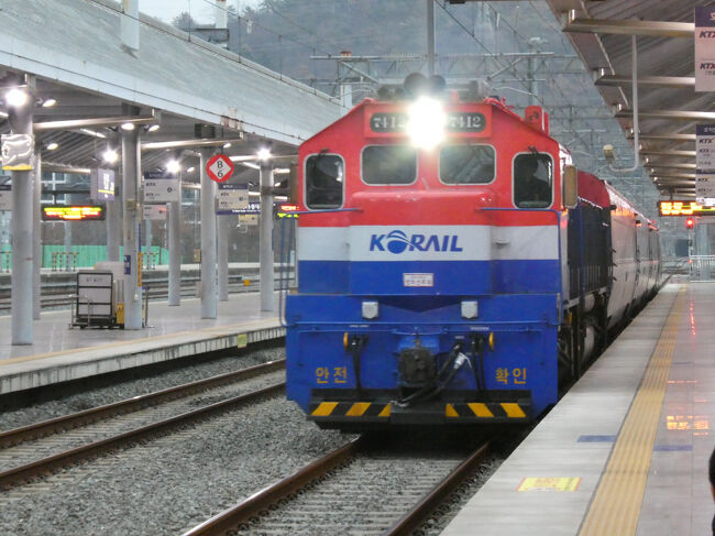 　ディーゼル機関車の後ろに