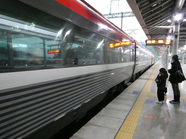 　セマウル客車3両、その後ろに電源車