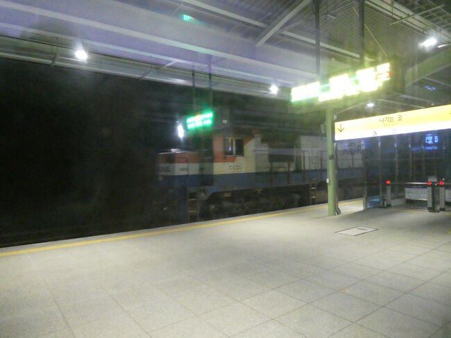 　新宝城駅で順天行き「ムグンファ1964号」と交換します。<br />　重点方面への列車はこれが最終です。<br />　なお、慶全線得粮駅～光州松汀駅間は、木浦宝城線の開業により1日3.6往復の運転となってしまいました。