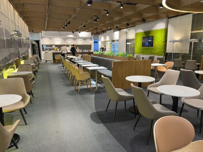 　中に入ります。<br />　充電できそうな席を選びました。