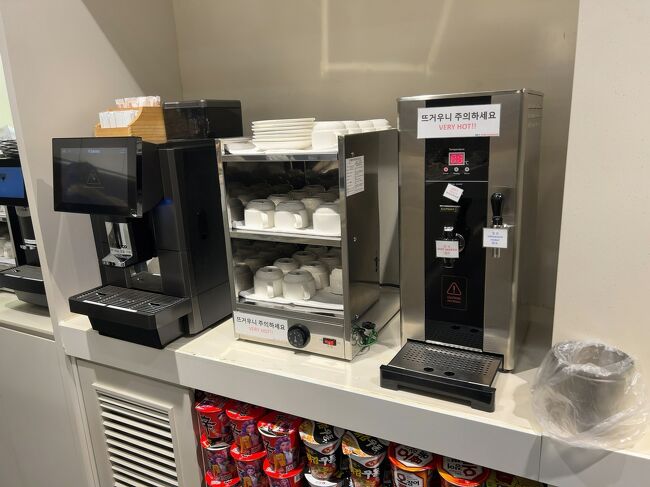 　コーヒーマシンにカップ麺