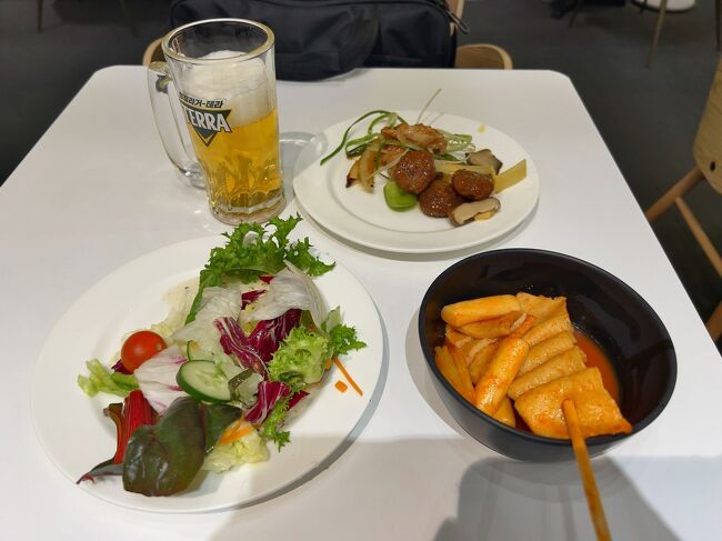 　サラダとオムクと肉炒めとビールで朝食