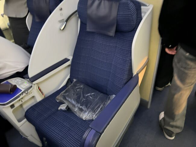 　搭乗ゲートへ向かうと既に搭乗始まっていました。<br />　帰りは、ボーイング788、JA807Aに乗ります。<br />　ビジネスクラス席通って、