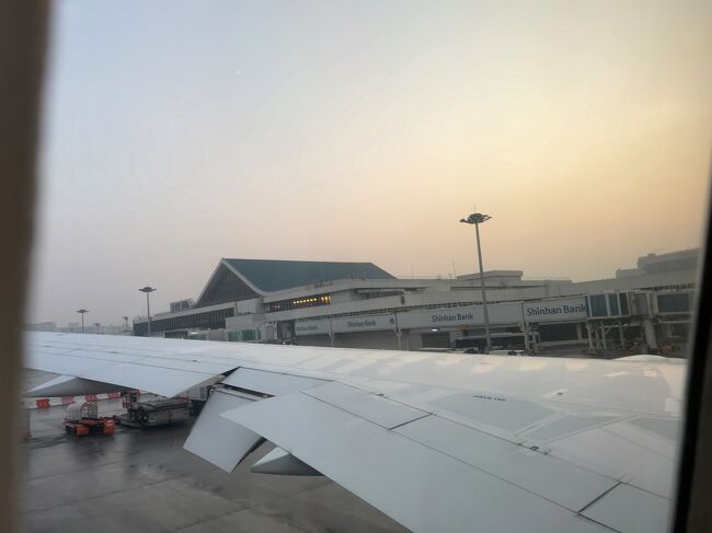 　帰りはエコノミー左窓側席に座ります。<br />　翼の後方<br /><br />　金浦空港7:45　→　羽田空湖9:45（NH862便）